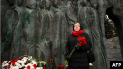 Mujer rinde homenaje en Moscú a las víctimas del estalinismo