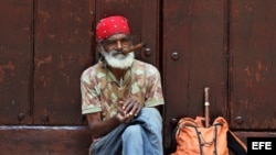 Un anciano en una calle de La Habana. EFE