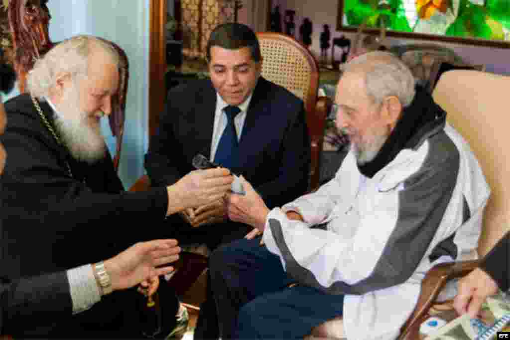 Intercambio de regalos entre Fidel Castro y Kiril.