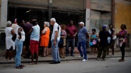 Cubanos hace fila para comprar pollo en una tienda subsidiada o "bodega" en La Habana. 