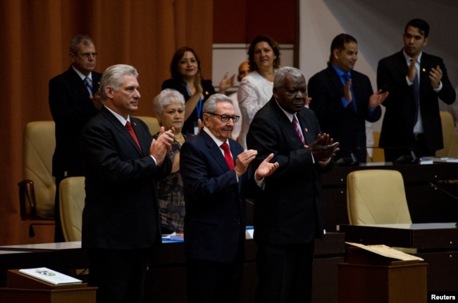 Miguel Diaz-Canel, Raúl Castro y Esteban Lazo durante la promulgación de la Constitución.