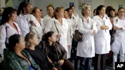 Un grupo de médicos cubanos recibe un entrenamiento en Brasilia en 2013. Foto Archivo AP/Eraldo Peres