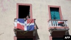 Bandera de República Dominicana ondeando en un balcón