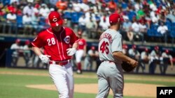 222/5000 Paul Goldschmidt (R) de los Cardenales de San Luis se lleva a Anthony Desclafani de los Rojos de Cincinnati en la primera base durante la cuarta entrada del partido de Grandes Ligas en el Estadio Monterrey de Monterrey, Estado de Nuevo León, Méx