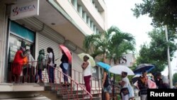 Cubanos hacen fila para cambiar dinero en una CADECA de La Habana. REUTERS/Alexandre Meneghini