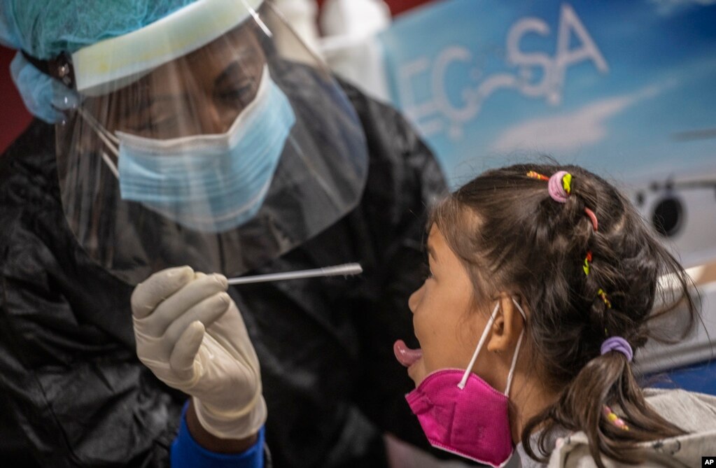 Ein Gesundheitsarbeiter am Internationalen Flughafen Jose Marti in Havanna nimmt eine Probe für einen COVID-19-Test von einem Mädchen, das gerade aus Cancun, Mexiko, angekommen ist (15. November 2020). | Bildquelle: Radio Televisión Martí | Bilder sind in der Regel urheberrechtlich geschützt