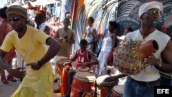 Un joven baila acompañando a la agrupación rumbera Iroso Obba, en el Callejón de Hammel de La Habana.