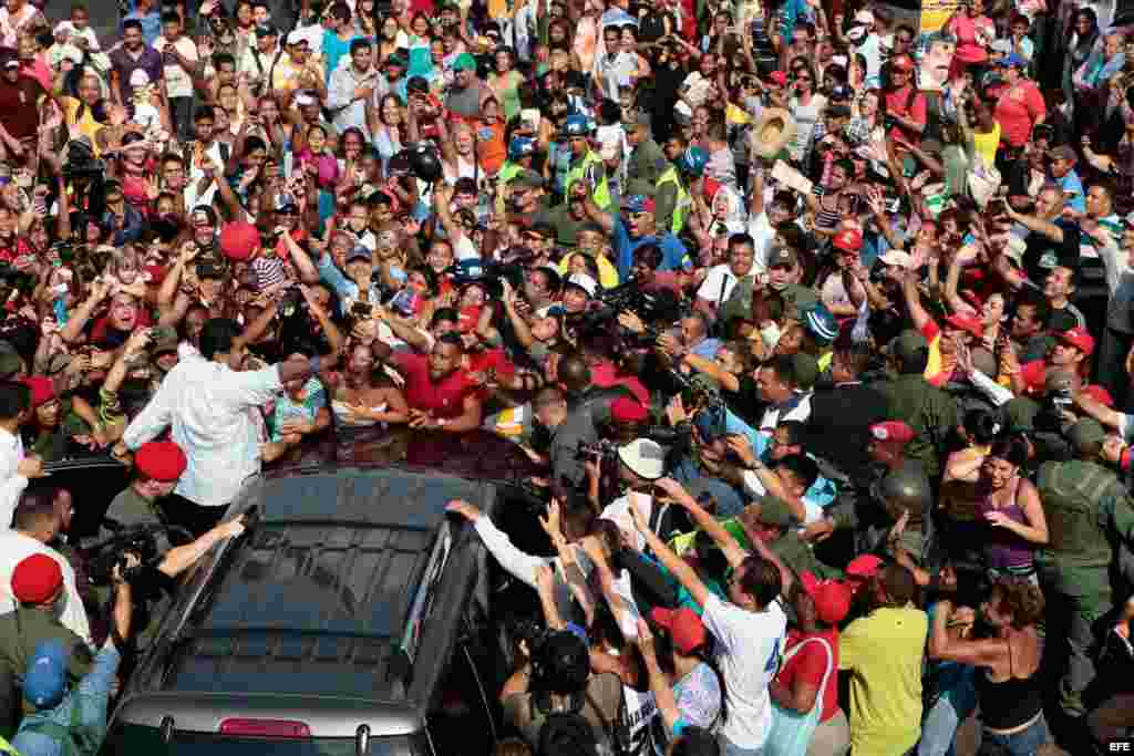 El presidente encargado de Venezuela, Nicolás Maduro, saluda a sus seguidores luego de votar hoy, domingo 14 de abril de 2013, en Caracas (Venezuela).