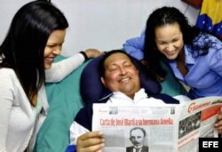 La foto cedida por Miraflores de Hugo Chávez junto a sus hijas leyendo el diario cubano Granma. (Archivo)