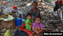 OIT/MArcel Crozet Una familia sin hogar con pocas estructuras de apoyo social en la ciudad de Yangon, en Myanmar,