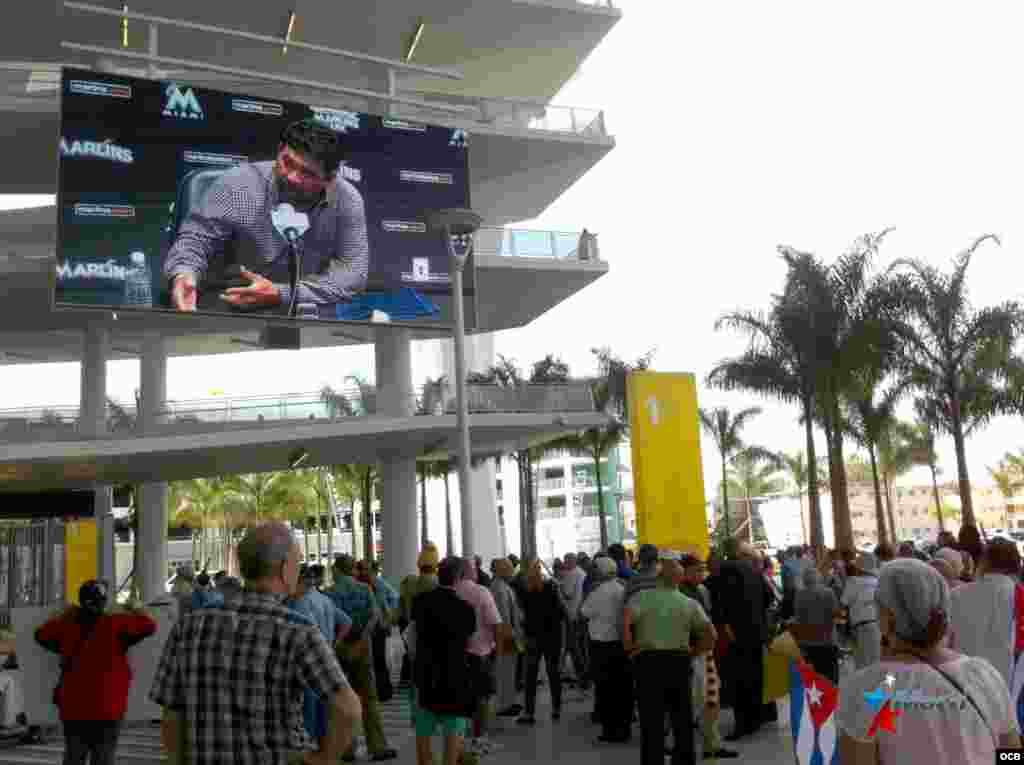 Decenas de personas escuchan las palabras de Ozzie Guillén en vivo a las aceras del nuevo estadio de los Miami Marlins.