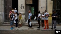 Cubanos esperan fuera de una carnicería en La Habana, el día en que Díaz-Canel sustituyó a Raúl Castro. 