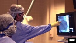 Médicos examinan el corazón de un paciente