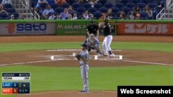 Clayton Kershaw en el montículo. Hizo un lanzamiento descontrolado (wild pitch).