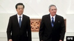 A la derecha el presidente de Cuba, Raúl Castro y su homólogo chino, Hu Jintao a la izquierda, durante una ceremonia de bienvenida en el Gran Palacio del Pueblo en Pekín, China, el jueves 5 de julio de 2012