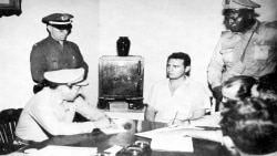 Fidel Castro es interrogado por el coronel Chaviano en el Vivac de Santiago de Cuba