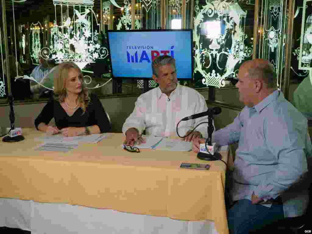 De izquierda a derecha los presentadores Karen Caballero Alfredo jacomino y el Subdirector adjunto Emilio Vazquez durante la programacion en vivo desde el restaurant Versailles en la Pequeña Habana, celebrando la independencia de la nación cubana, fotografía Roberto Koltun OCB Staff