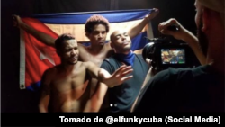 Maykel El Osorbo, uno de los raperos detenidos en Cuba, junto al artista Luis Manuel Otero Alcántara y el también cantante de hip hop, El Funky, en el rodaje de "Patria y Vida".