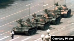 El hombre desarmado que desafió una columna de tanques en Tiananmén y devino símbolo de la lucha contra el comunismo en el mundo.