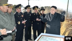 Kim Jong-un (d) dando instrucciones durante una inspección a ejercicios terrestres del Ejército en la costa este de Corea del Norte.