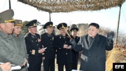 Kim Jong-un (d) dando instrucciones durante una inspección a ejercicios terrestres del Ejército en la costa este de Corea del Norte.