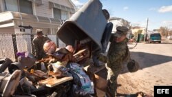 Militares del cuerpo de Marines y la Armada colaboran en las labores de limpieza en Staten Island, New York.