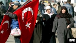 Unas mujeres musulmanas fotografiadas mientras pasean por una de las calles de Estambul, Turquía.