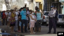 Las colas y la escasez reflejan la realidad de Cuba. (Adalberto Roque/AFP).