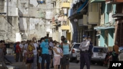 Cubanos hacen una larga cola en La Habana para comprar comida, el 20 de julio de 2020 (Adalberto Roque/AFP).