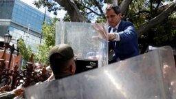 La Guardia Nacional impidió la entrada el domingo del líder opositor Juan Guaidó al palacio legislativo.