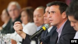 Henrique Capriles, habla durante una rueda de prensa a medios internacionales. Foto de archivo