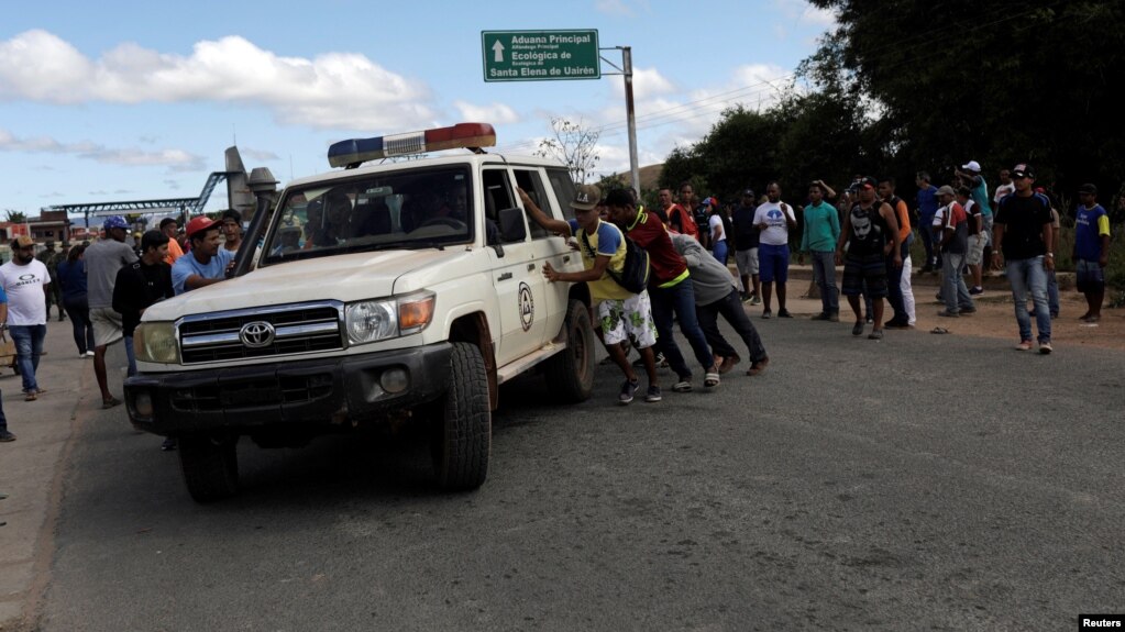 Una ambulancia traslada a heridos desde Kumarakapay en la frontera con Brasil.