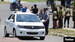 Fuerzas represivas sitian los alrededores de la sede nacional de las Damas de Blanco, en Lawton, La Habana.