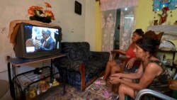 Una familia escucha un discurso televisado del gobernante cubano Miguel Díaz-Canel. (AFP/Archivo)