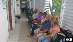 Cubanos esperan ser atendidos en hospital de Guyana para chequeo exigido en trámite migratorio. (Foto: Rodolfo Hernández)
