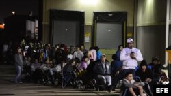 Cientos de personas hacen cola para ingresar a la tienda Best Buy durante la apertura de ventas del Viernes Negro en Mesquite, Texas (EE.UU.).