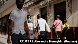 Personas caminando por las calles de La Habana durante la pandemia. REUTERS/Alexandre Meneghini
