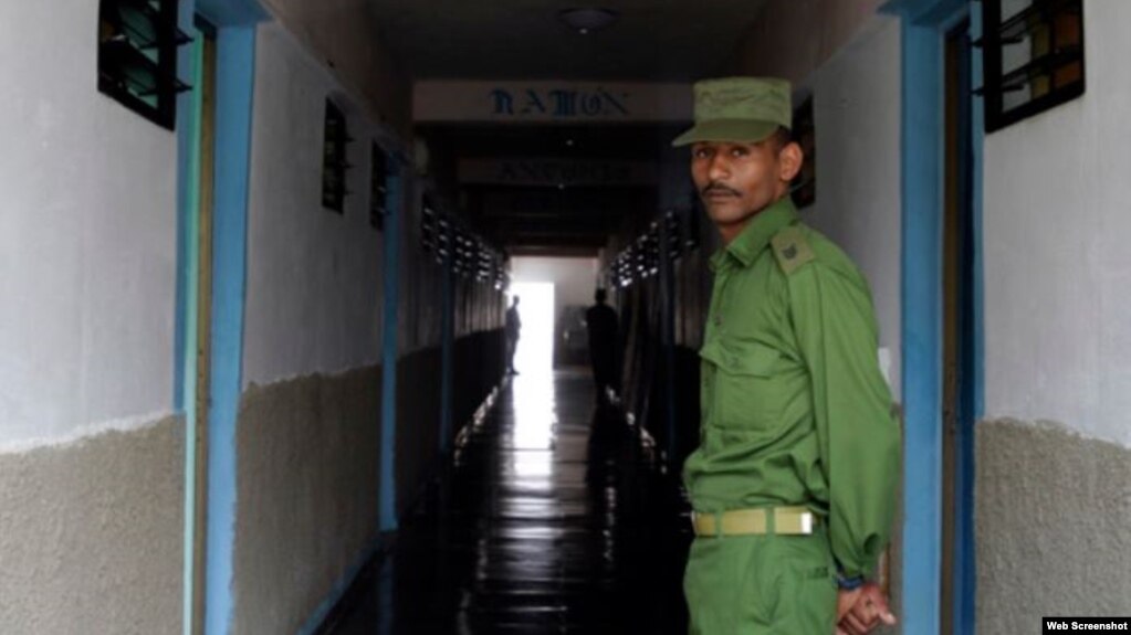 Un oficial de Orden Interior custodia un centro de reeducación de menores en San Francisco de Paula, La Habana.