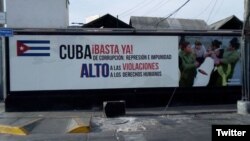 Cartel colocado en Lima, Perú, por exiliados cubanos denunciando las violaciones a los derechos humanos en Cuba.
