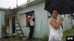 Un hombre asegura las ventanas de su vivienda, en Camaguey, Cuba, ante la amenaza de un huracán. (Foto: Archivo)