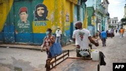 En La Habana las personas salen a la calle a hacer sus compras