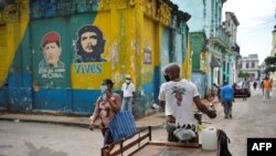 En La Habana las personas salen a la calle a hacer sus compras.