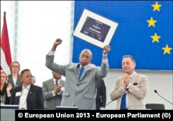 Guillermo Fariñas recibe el Premio Sájarov en el 2013.