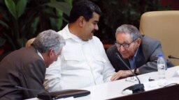 De izq. a der. Miguel Díaz-Canel, Nicolás Maduro y Raúl Castro. REUTERS/Stringer