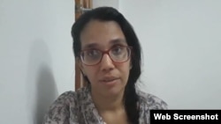La periodista del diario digital 14yMedio Luz Escobar, en una imagen sacada de su video con la denuncia.