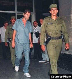 Un venido a menos Robert Vesco es conducido durante su juicio en Cuba por actividad económica ilícita.
