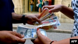 Una mujer cambia dólares en una calle de La Habana. (Yamil Lage/AFP/Archivo)