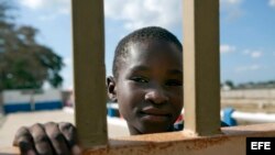 Un niño observa desde el portón que separa Haití y República Dominicana en Ouanaminthe (Haití).