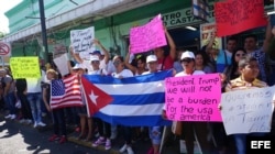 Los migrantes cubanos pidieron a Donald Trump reconsiderar la decisión de EEUU de poner fin a su política de "pies secos/pies mojados".