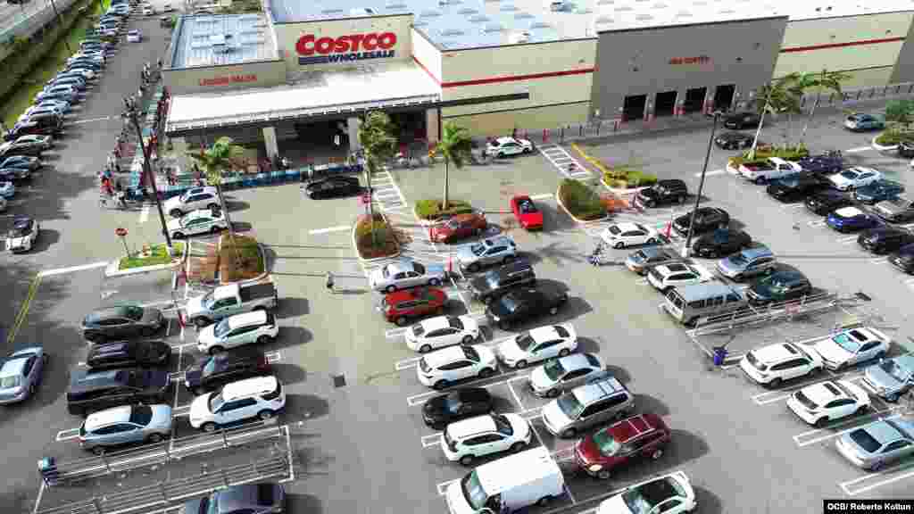 Residentes del Sur de la Florida salen a realizar sus compras de primera necesidad.